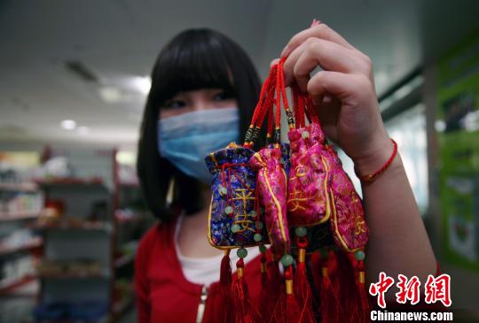 4月9日，杭州市民在浙江省中醫院購買預防流感及H7N9禽流感的香囊。據了解，4月5日，浙江省中醫藥管理局組織省內中醫專家，制定了《浙江省人感染H7N9禽流感中醫藥防治建議方案》，這當中特別提到了預防流感及人感染H7N9禽流感的中藥香囊。中新社發李晨韻攝