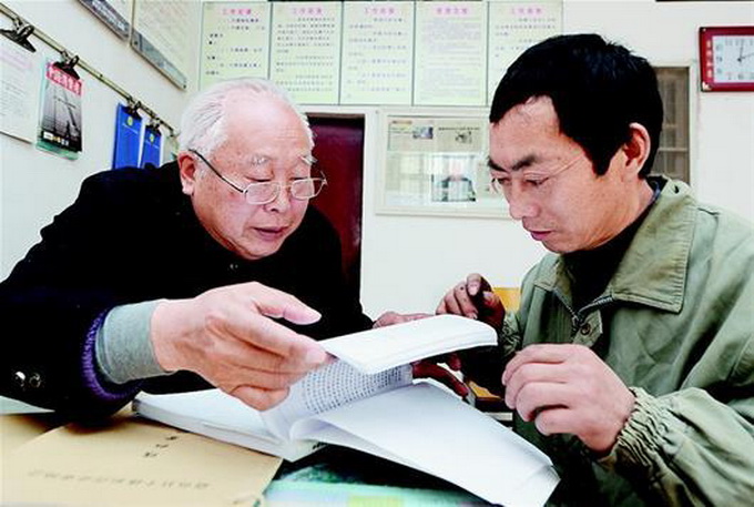 七旬老人義務(wù)維權(quán) 12年幫助無數(shù)人挽回?fù)p失100多萬卻一分沒收