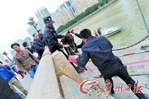 女子患怪異遺傳病20余年 醫治無效右臉下垂變形
