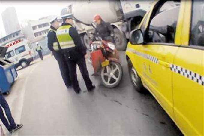 酒駕摔倒賴出租車 交巡警明察秋毫：駕駛證記12分扣證6個月罰款1000元
