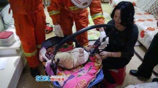 幼童頭部卡嬰兒車網友直呼家長要長點心