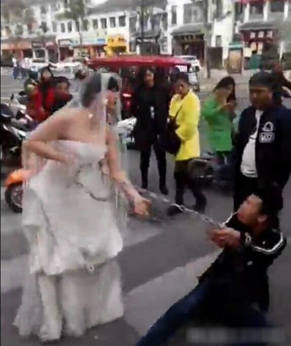 鐵鏈捆新郎去完婚 吃瓜群眾議論：這樣的婚姻會幸福嗎