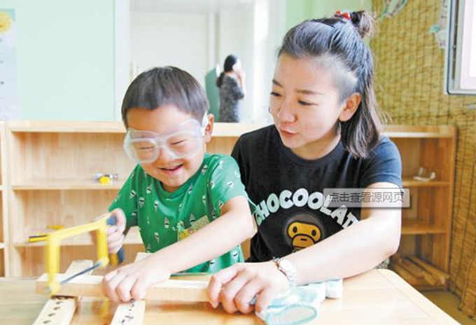 女老師自學木工 鐘愛刨花兒香，成幼兒園木工坊總教練