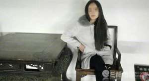 女子坐文物拍照 網友-只能說丑人多作怪