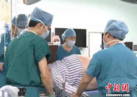 體重300斤女子腹部“瘋長”23斤巨瘤占滿整個腹腔