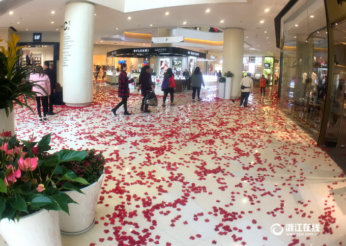 杭州商場(chǎng)花瓣鋪路 情人節(jié)很應(yīng)景增添了浪漫氣息