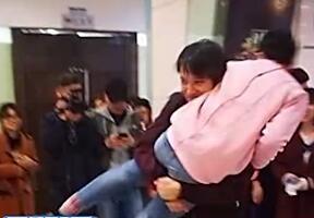 《歌手》迪瑪希花式擁抱蕭敬騰 一言不合就舉高高