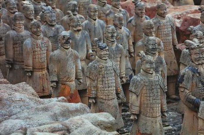 安徽山寨兵馬俑群 網(wǎng)友：秦始皇，有人模仿你的坑！