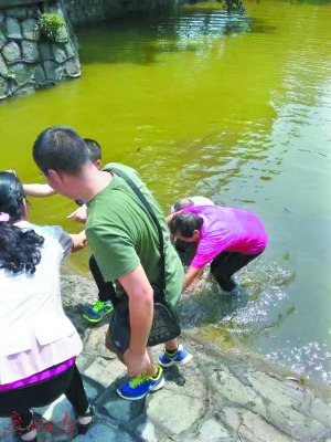 老人救落水小孩被困水中老外幫忙托舉