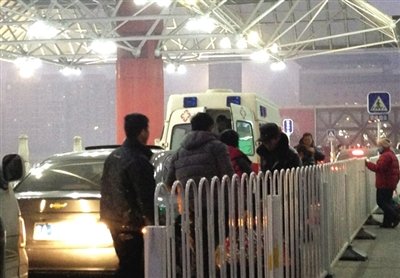 網曝急救車開警笛閃頂燈到北京西站送人(圖)