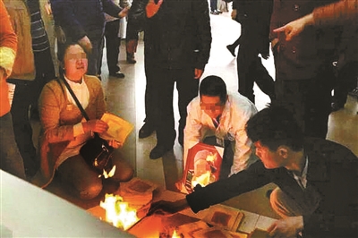 3月14日下午3時許，深圳市龍崗區第五人民醫院（平湖醫院）內，一名醫生被患者家屬毆打，并強迫其下跪燒紙錢。目前，深圳市公安局龍崗分局已對涉事的12名犯罪嫌疑人刑事拘留。