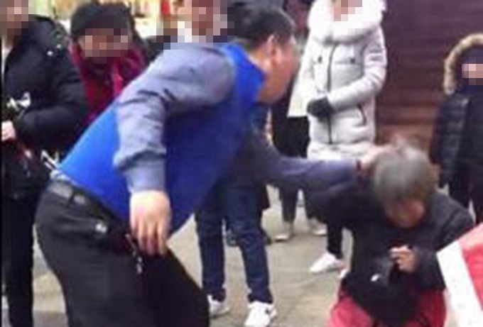老人跪地遭兒暴打 警方：該男子患有精神疾病，已經(jīng)被送醫(yī)治療