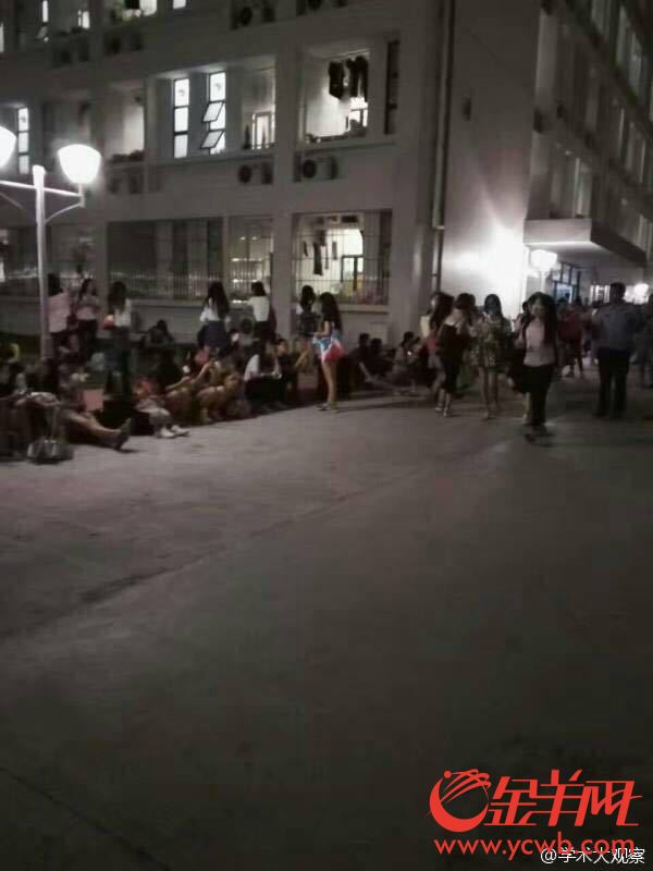 金羊網訊，連日來廣東財經大學海珠校區因一棟新宿舍樓甲醛超標，讓學生們人心惶惶。昨日（20）凌晨，不少廣東財經大學海珠校區學生在微博上爆料，新建30棟宿舍樓甲醛超標，學校在19日采取光觸媒技術消除甲醛，但直到晚上11點仍在作業，200多位學生無法入住，只好露宿校園。最終校方決定讓學生去圖書館睡或者去天臺打地鋪。