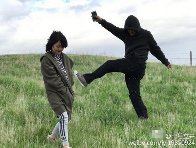 李亞鵬帶李嫣出門旅行 草地上玩嗨女兒一臉嫌棄