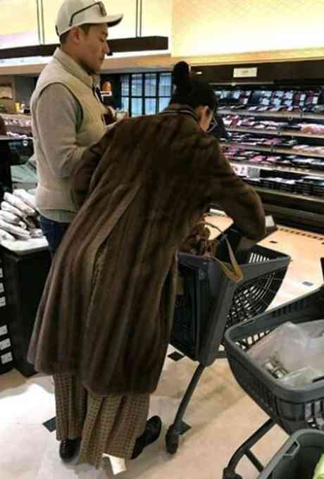 全智賢與老公買菜 網友：上得廳堂下得廚房要做賢妻良母的典范？