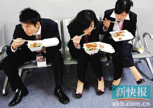 食在廣州，但很多廣州上班族的午餐的實質就是“果腹”和“應付”。圖為琶洲國際會展中心，工作人員在吃盒飯。本報資料圖王祥/攝