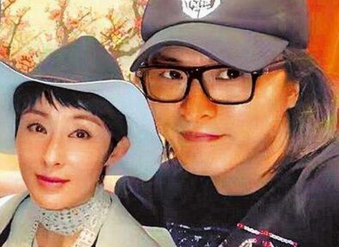 張敏與新歡同框 “姐弟戀”也甜蜜否包養(yǎng)男方傳聞對方是導演？