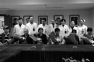 6名即將出院的人感染H7N9禽流感治愈者與幾位主治醫生合影留念新華社發