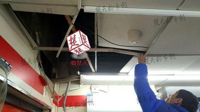 超市天花板藏活人：半夜跳下行竊三次偷走10多萬元的香煙 警方介入調查