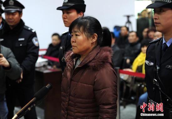 陜西富平醫生拐賣嬰兒案開審 張淑俠下跪道歉
