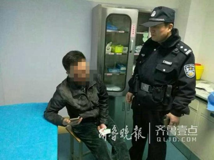 醉酒男子騎車摔倒躺在快車道上 車輛紛紛避讓一時險象環生