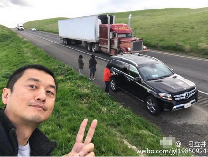 李亞鵬帶李嫣出門旅行 草地上玩嗨女兒一臉嫌棄