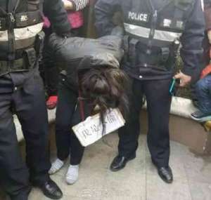 女子胸前掛牌示眾 吃瓜群眾：勿以善小而不為，勿以惡小而為之