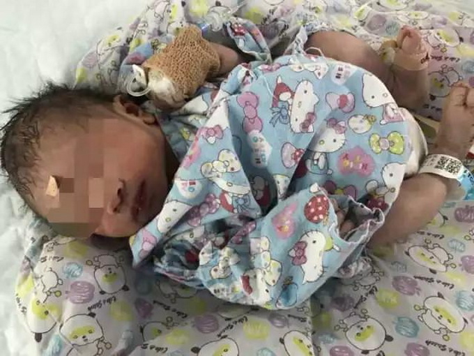 2分鐘生完娃離開 男嬰光著身子躺在地板上還有大片血跡