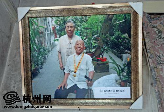 被假孫子誆養老房 抗戰老兵成黑戶口舉牌隔空喊話孫子“還房”