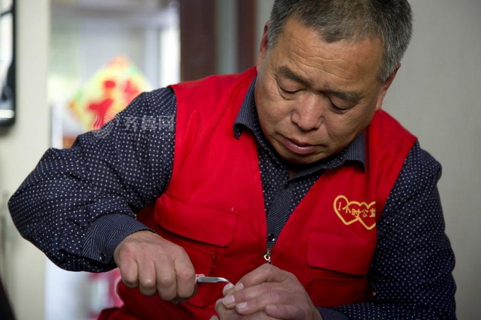退休教師義務修腳 修剪時為了讓老人更舒服還專門去修腳店學了學