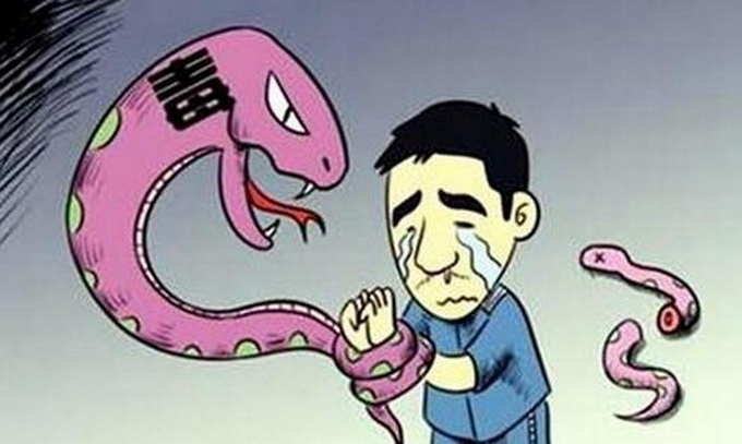 癮君子對抗警方 摩托車減震器當(dāng)槍劫持“嬰兒人質(zhì)”