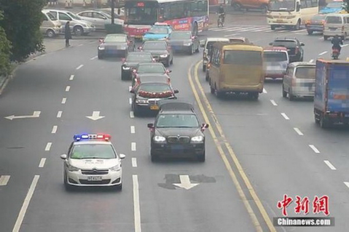 套牌豪華婚車迎親 網友-法律無情人有情給警車點贊