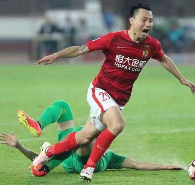一張圖看清郜林是否假摔 順勢倒地雙方情緒都很激動