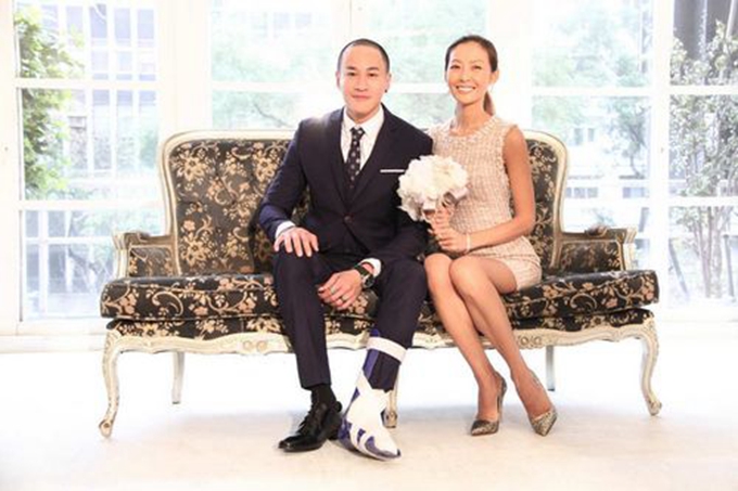 何潤東夫妻撒狗糧 受傷右腳惹得粉絲直呼心疼