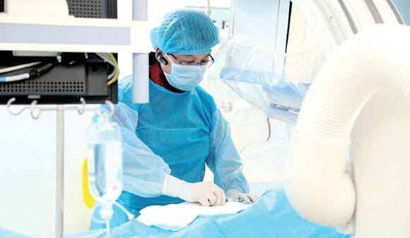 醫生婚禮前夜通宵做手術：“救人比什么都重要”