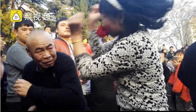 大叔大媽最強尬舞 相愛相殺“打架舞”吃我一記小拳拳