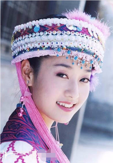 馬伊琍清純舊照曝光 穿民族服飾笑容可愛