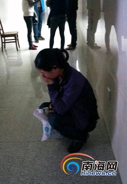 　　患者孩子的媽媽在病房外無助地哭泣(南海網(wǎng)記者陳望攝)