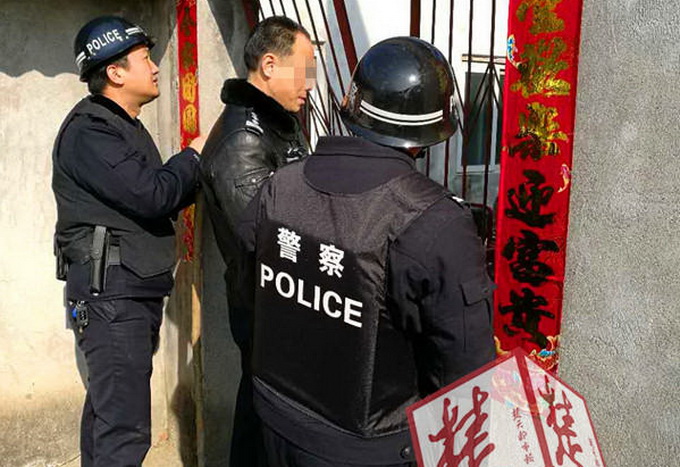癮君子對抗警方 摩托車減震器當(dāng)槍劫持“嬰兒人質(zhì)”