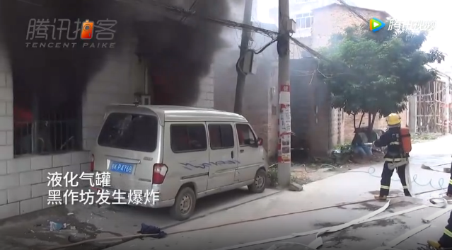 液化氣黑作坊爆炸 門板碎片與碎玻璃散落一地