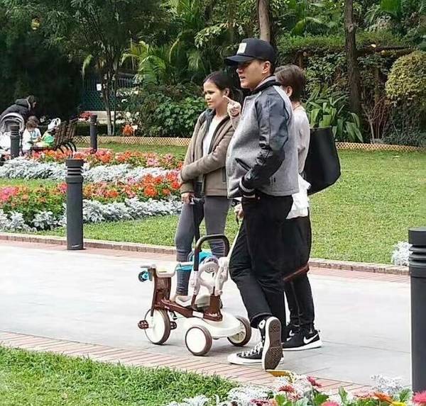 劉愷威送完楊冪后帶小糯米逛公園 被贊好奶爸