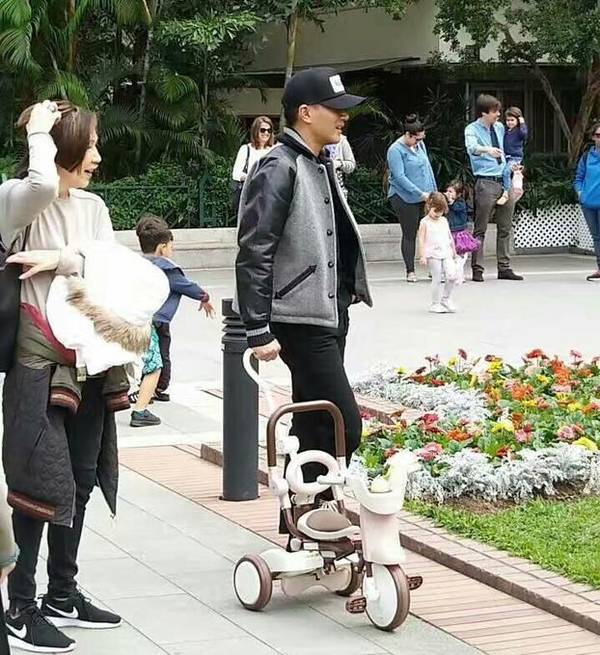劉愷威送完楊冪后帶小糯米逛公園 被贊好奶爸