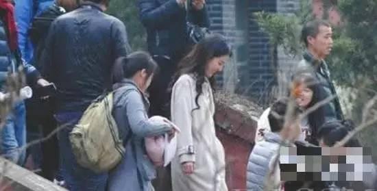 關曉彤“吻替”曝光！長相神似本尊，可這身材…