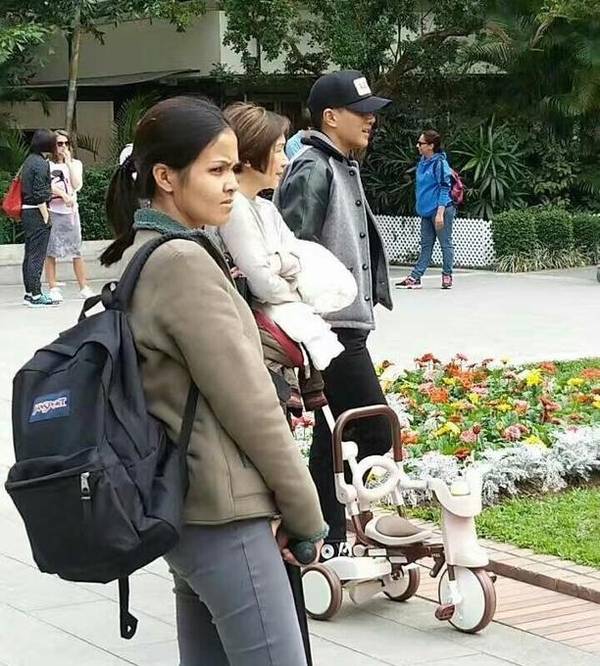 劉愷威送完楊冪后帶小糯米逛公園 被贊好奶爸