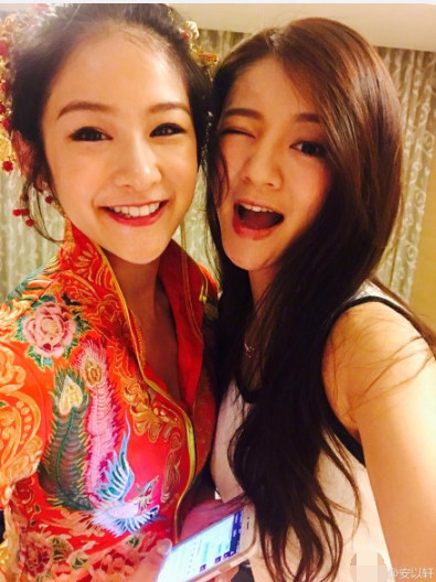 安以軒表妹穿中式禮服訂婚 姐妹倆合影顏值高