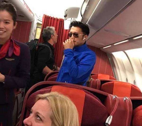 謝霆鋒現身飛機頭等艙 外國友人看到后超興奮