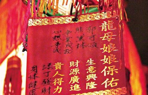 熊黛林求子心切 夫婦二人專程朝拜磕一百個響頭