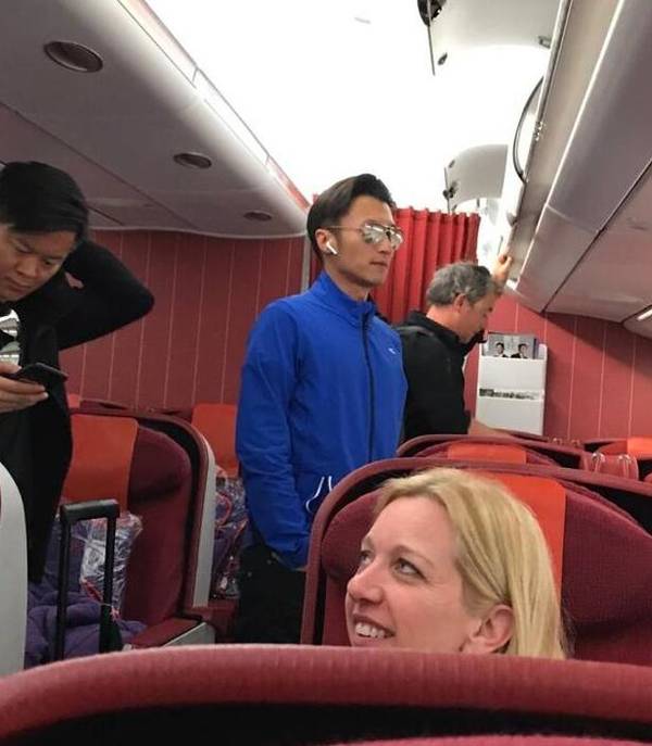 謝霆鋒現身飛機頭等艙 外國友人看到后超興奮