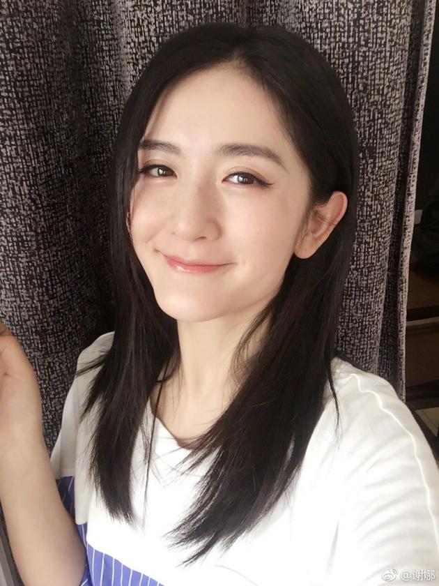 謝娜久違曬自拍長發(fā)及肩 抿嘴甜笑狀態(tài)輕松